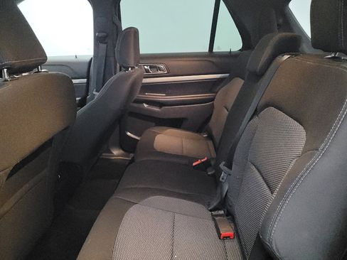 Used 2018 Ford Explorer XLT image 18