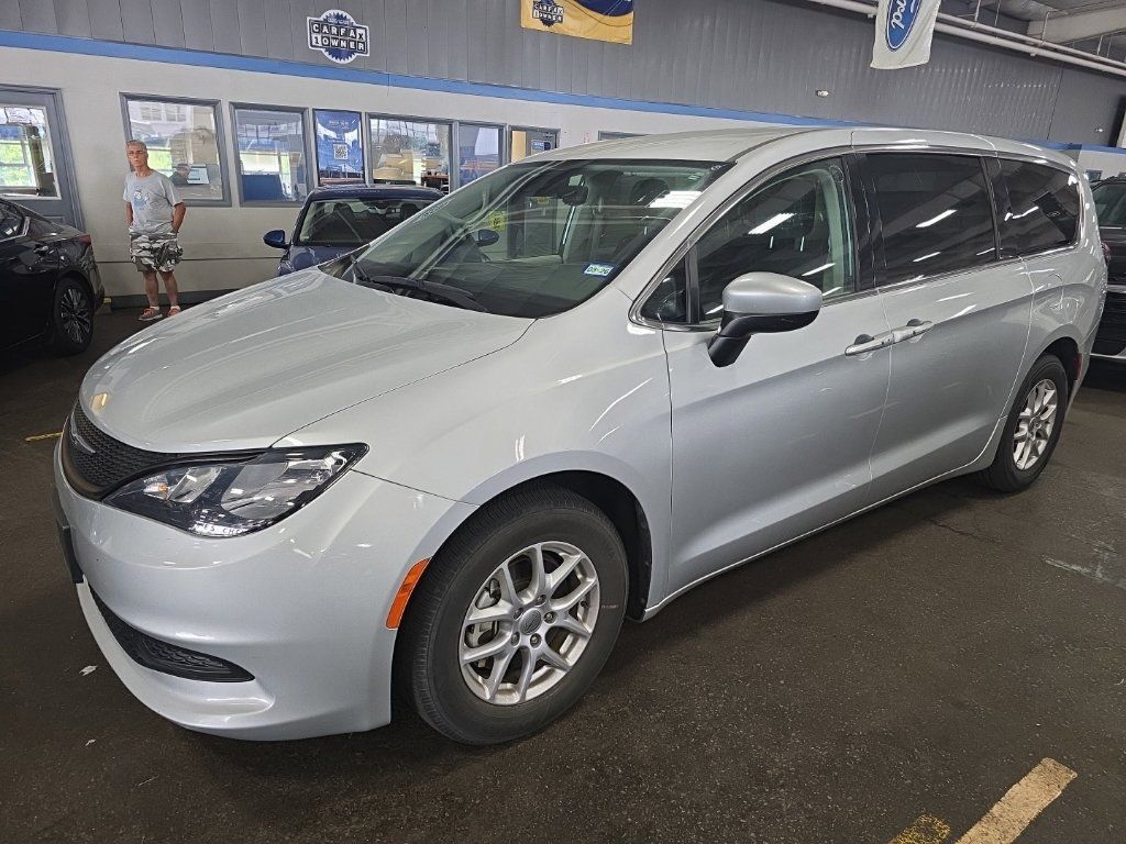 Used 2023 Chrysler Voyager LX FWD image 4