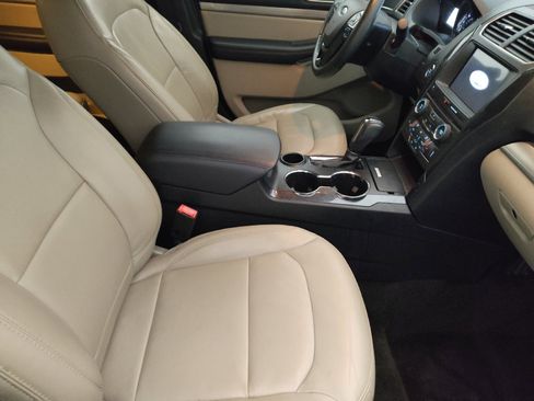 Used 2018 Ford Explorer XLT w/ Equipment Group 202A FWD image 21