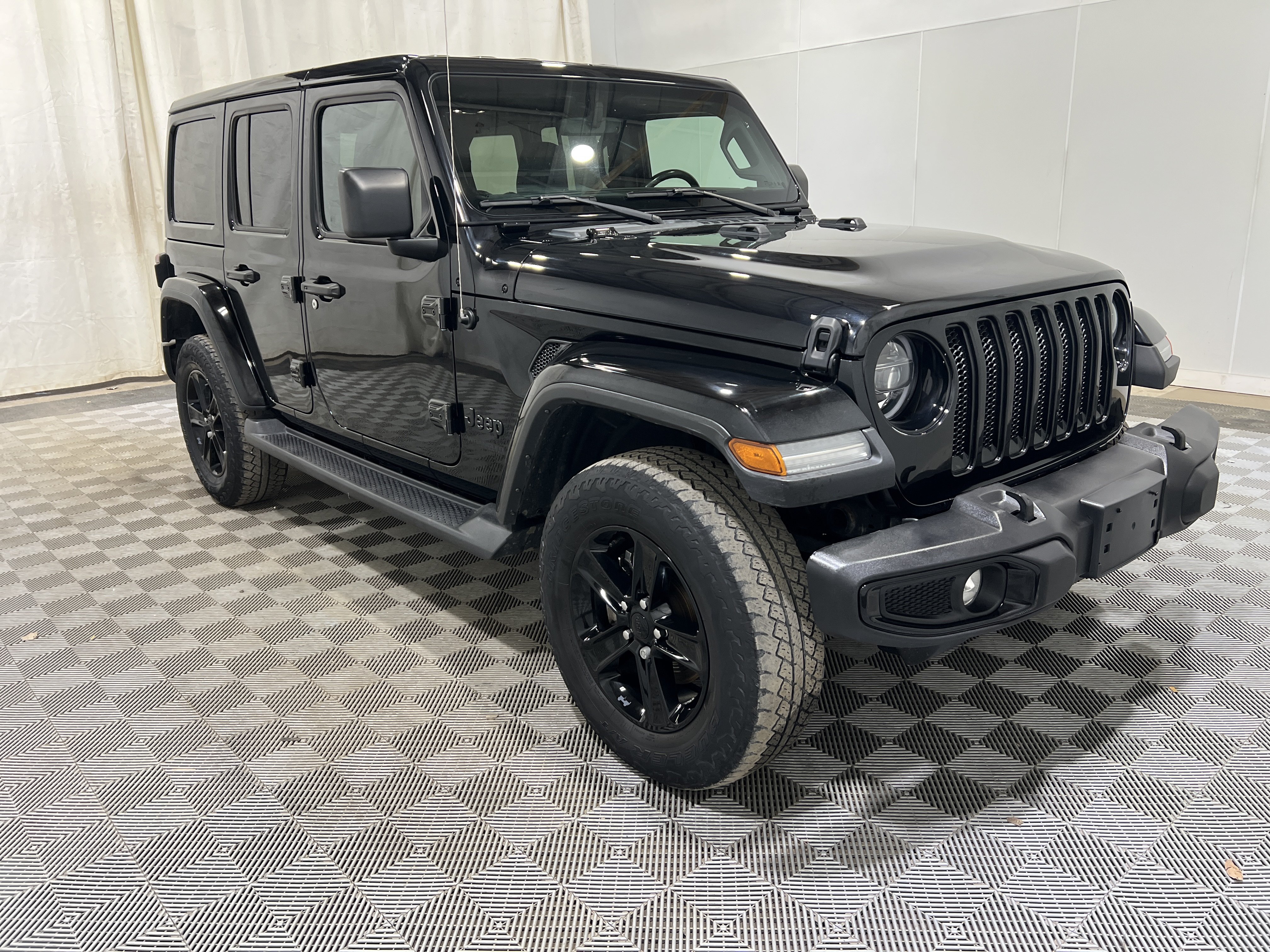Used 2022 Jeep Wrangler Unlimited Sahara AWD/4WD image 4