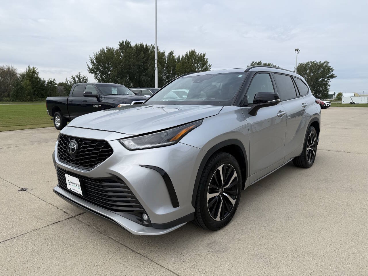 Used 2021 Toyota Highlander XSE AWD/4WD image 2