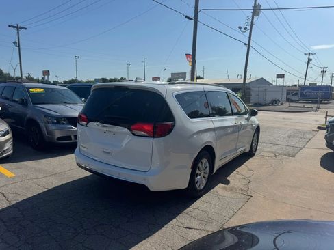 Used 2017 Chrysler Pacifica Touring-L FWD image 4