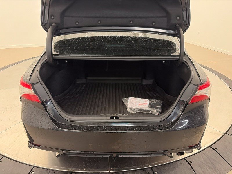 Used 2018 Toyota Camry SE w/ Moonroof Package FWD image 9