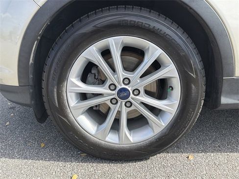 Used 2017 Ford Escape SE w/ Equipment Group 201A image 11