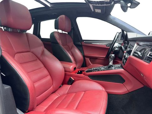 Used 2021 Porsche Macan Turbo image 18