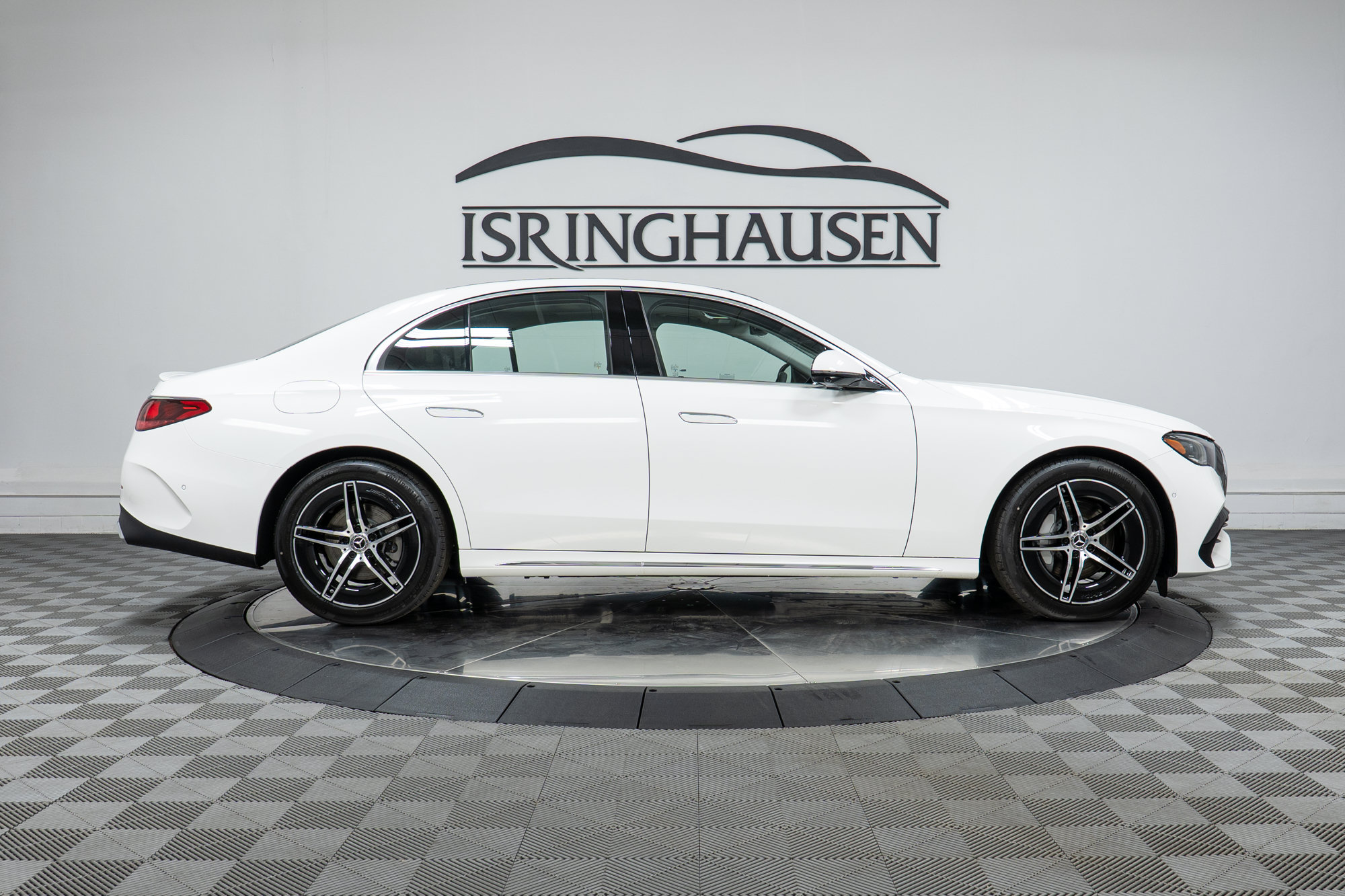 Used 2025 Mercedes-Benz E 350 4MATIC Sedan image 4
