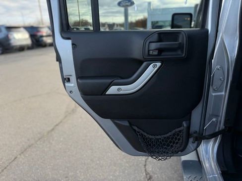 Used 2016 Jeep Wrangler Unlimited Sahara w/ Connectivity Group image 13