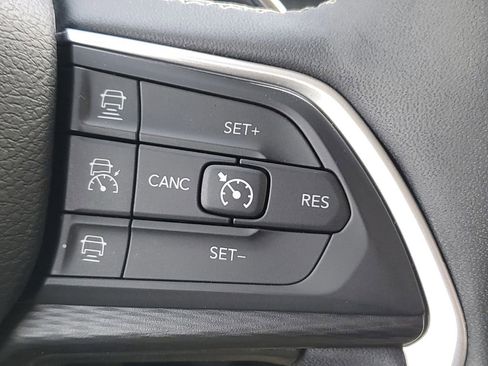 Used 2023 Jeep Grand Cherokee Laredo image 13