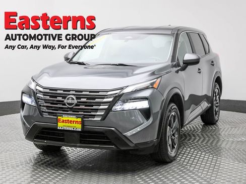 Used 2024 Nissan Rogue SV image 1