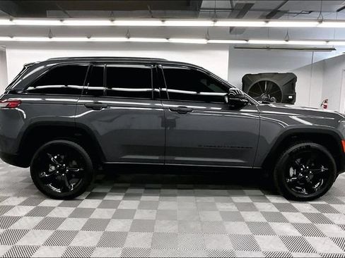 Used 2024 Jeep Grand Cherokee Altitude AWD/4WD image 15