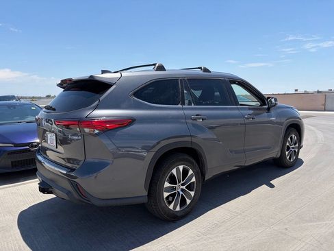 Used 2020 Toyota Highlander XLE FWD image 2