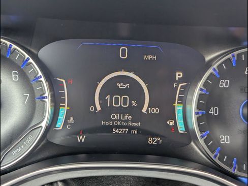 Used 2025 Chrysler Pacifica Limited FWD image 9