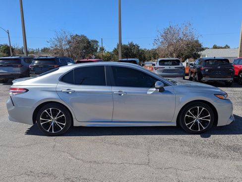 Used 2020 Toyota Camry SE image 3