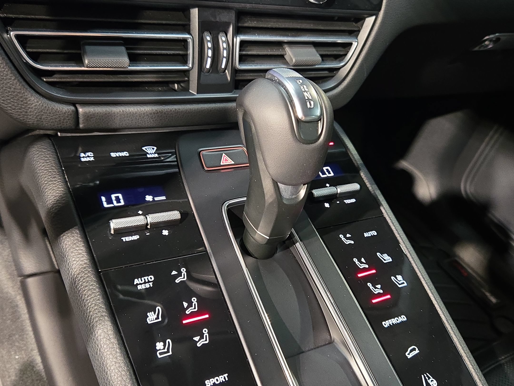 Used 2024 Porsche Macan AWD/4WD image 34
