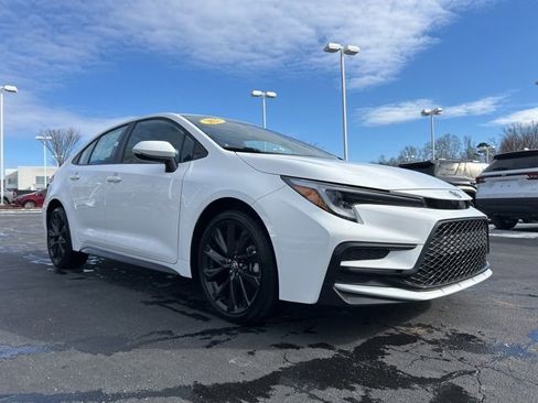 Used 2025 Toyota Corolla SE image 3