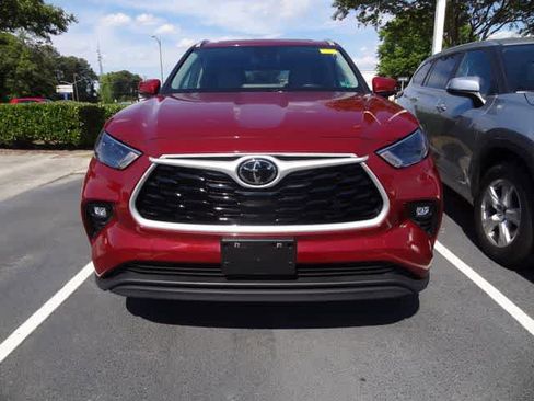 Used 2023 Toyota Highlander XLE FWD image 2