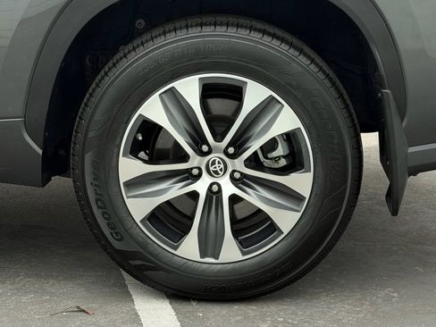 Certified 2024 Toyota Highlander XLE image 12