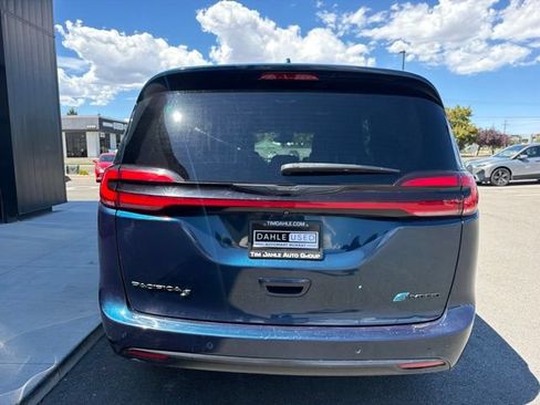 Used 2022 Chrysler Pacifica Touring-L w/ Uconnect Theater Family Group FWD image 6