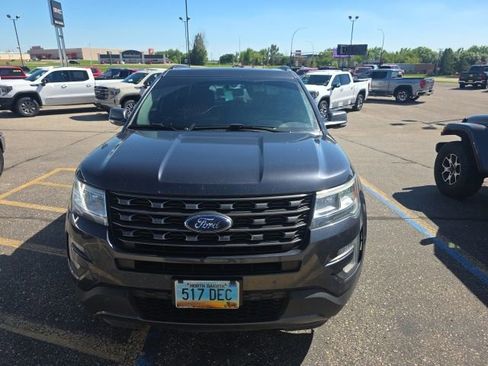 Used 2017 Ford Explorer XLT w/ Equipment Group 202A AWD/4WD image 2
