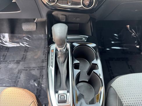 Used 2025 Chevrolet Trax LT FWD image 18