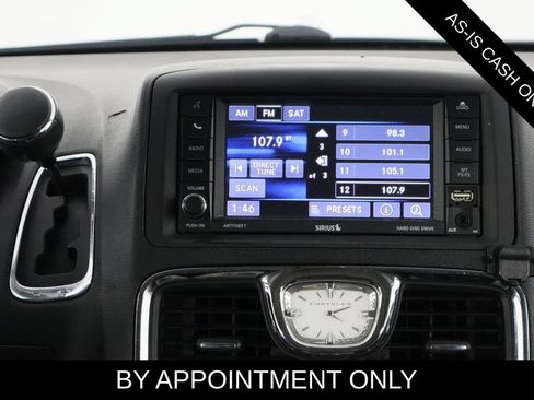 Used 2014 Chrysler Town & Country Touring FWD image 20