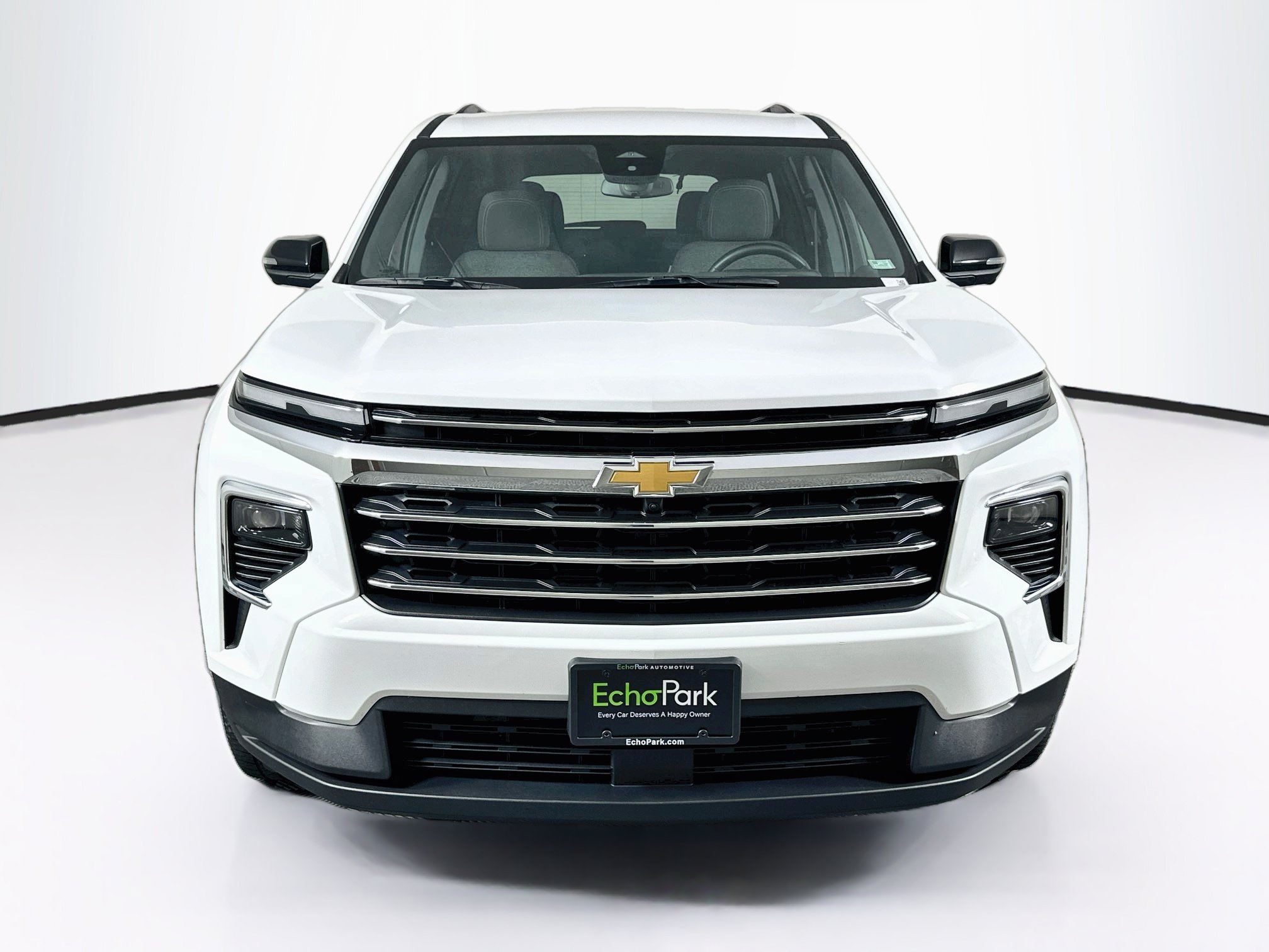 Used 2024 Chevrolet Traverse LT FWD image 2