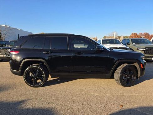 New 2025 Jeep Grand Cherokee Limited w/ Black Appearance Package image 5