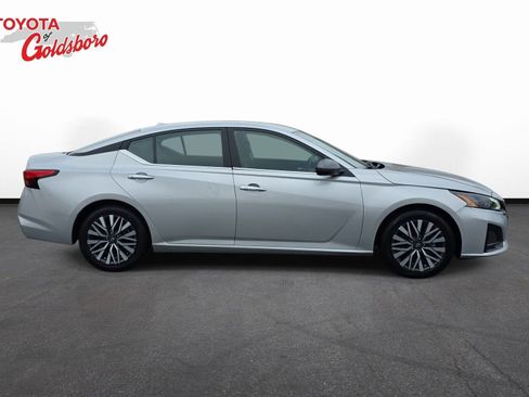 Used 2024 Nissan Altima 2.5 SV image 4