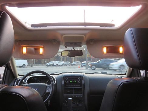 Used 2010 Ford Explorer XLT image 12