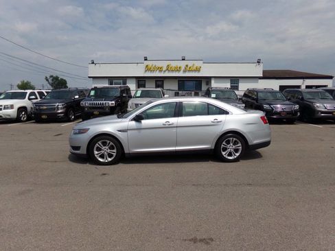 Used 2016 Ford Taurus SE image 1