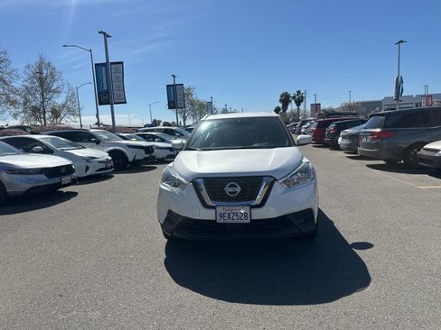 Used 2020 Nissan Kicks SV image 1