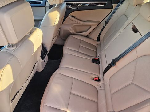 Certified 2025 Porsche Macan image 28