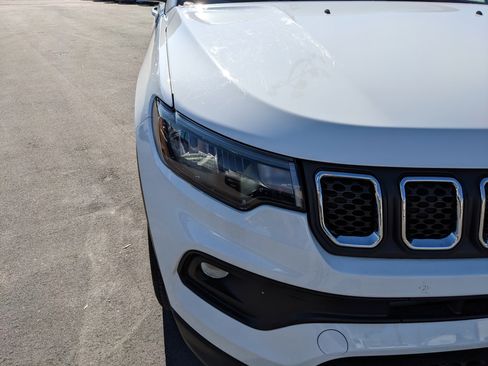 Used 2023 Jeep Compass Latitude image 11