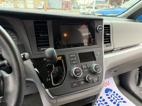 Used 2015 Toyota Sienna LE image 19
