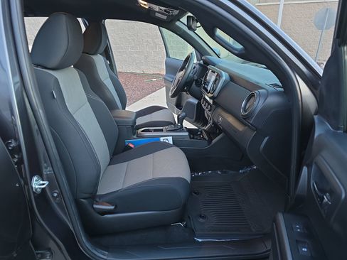 Used 2023 Toyota Tacoma TRD Off-Road image 10