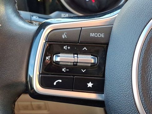 Used 2022 Kia Carnival EX FWD image 25