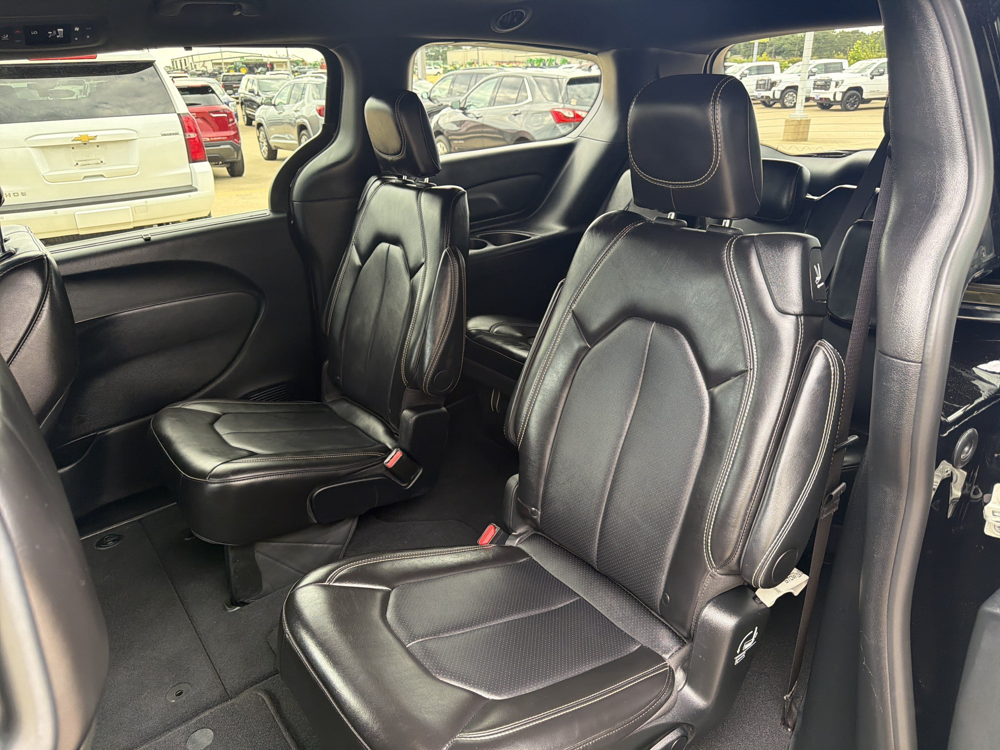 Used 2025 Chrysler Pacifica Select FWD image 6