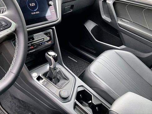 Certified 2024 Volkswagen Tiguan SE w/ Panoramic Sunroof Package image 23