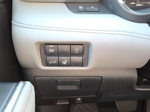 Used 2023 Toyota Highlander L image 25