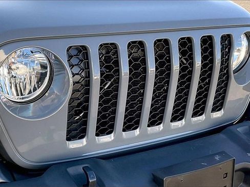 Used 2020 Jeep Gladiator Sport image 31