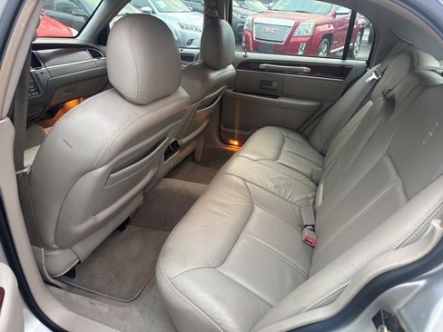 Used 2005 Lincoln Town Car Signature Limited image 30