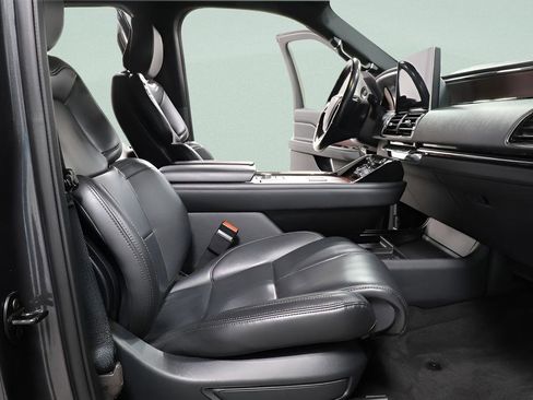 Used 2023 Lincoln Navigator 4WD image 28