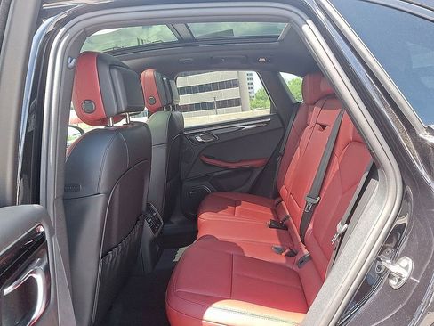 Used 2025 Porsche Macan image 12