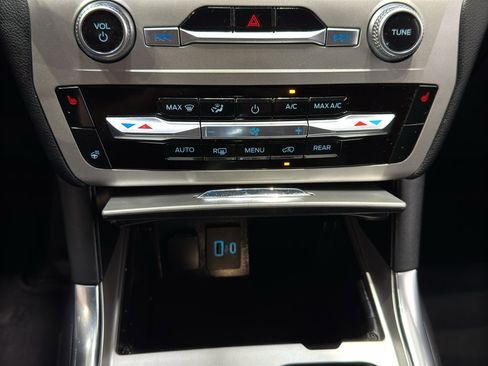 Used 2022 Ford Explorer XLT w/ Equipment Group 202A AWD/4WD image 30