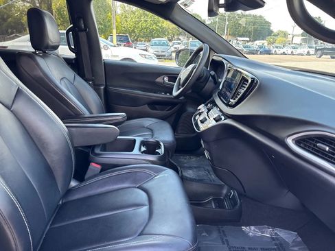 Used 2025 Chrysler Pacifica Select FWD image 14