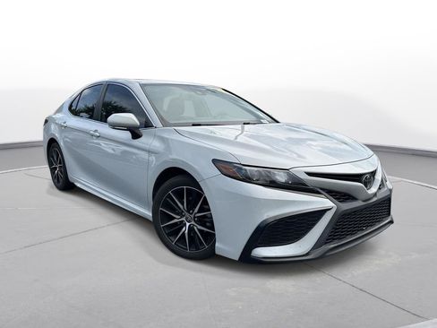 Used 2022 Toyota Camry SE w/ Convenience Package FWD image 4