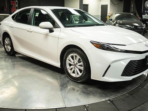 Used 2025 Toyota Camry LE image 5