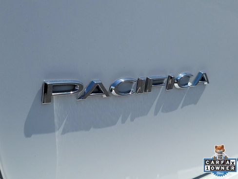 Used 2024 Chrysler Pacifica Touring FWD image 7