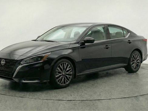 Used 2025 Nissan Altima 2.5 SV FWD image 3