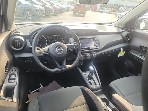Certified 2025 Nissan Kicks Play S image 8